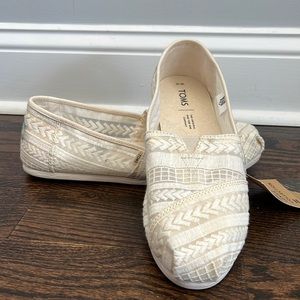 TOMS Natural Arrow Embroidered Mesh Women Classic — Size 10  10013518